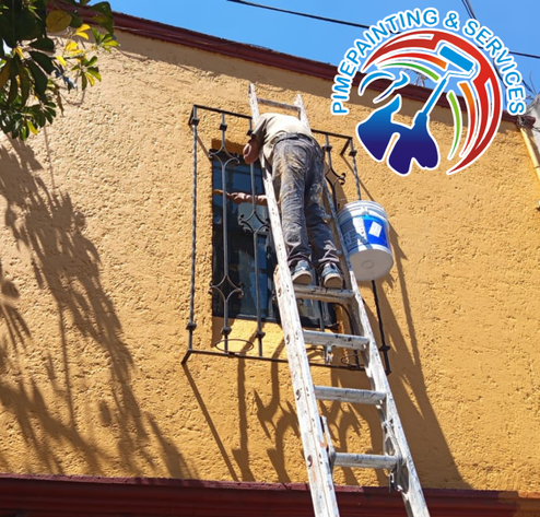 Detalle de una pared con ampollas y burbujas de pintura infladas por problemas de humedad interna